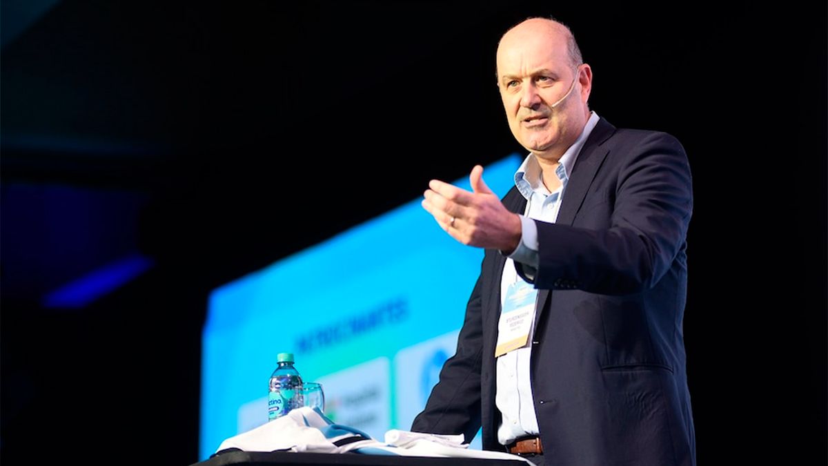 Federico Sturzenegger analizando el asedio mediático al Gobierno y las reformas económicas de Javier Milei.