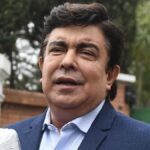 Fernando Espinoza encabezando la protesta frente al Ministerio de Economía por el desastre económico en Argentina.