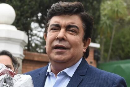 Fernando Espinoza encabezando la protesta frente al Ministerio de Economía por el desastre económico en Argentina.