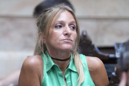 Diputada Florencia Carignano hablando sobre el rearmado del peronismo en una entrevista radial