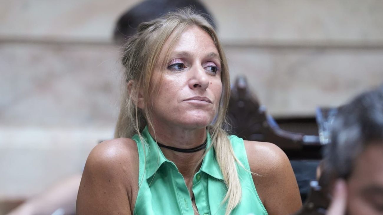 Diputada Florencia Carignano hablando sobre el rearmado del peronismo en una entrevista radial