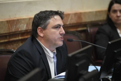 Senador Francisco Paoltroni explicando detalles sobre su crédito hipotecario del Banco Ciudad en su despacho.