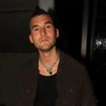 Francisco Tinelli gesticula frente a un boliche durante la noche de Francisco Tinelli con su acompañante