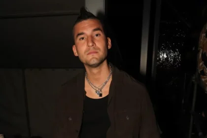 Francisco Tinelli gesticula frente a un boliche durante la noche de Francisco Tinelli con su acompañante