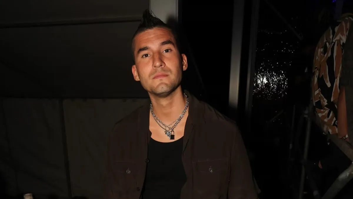 Francisco Tinelli gesticula frente a un boliche durante la noche de Francisco Tinelli con su acompañante