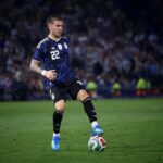 Franco Mastantuono en el aeropuerto hablando sobre la posible convocatoria de Lionel Scaloni para el próximo Mundial.