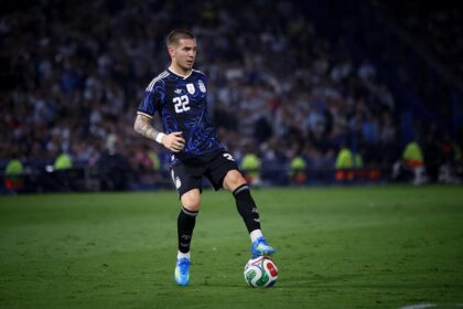 Franco Mastantuono en el aeropuerto hablando sobre la posible convocatoria de Lionel Scaloni para el próximo Mundial.
