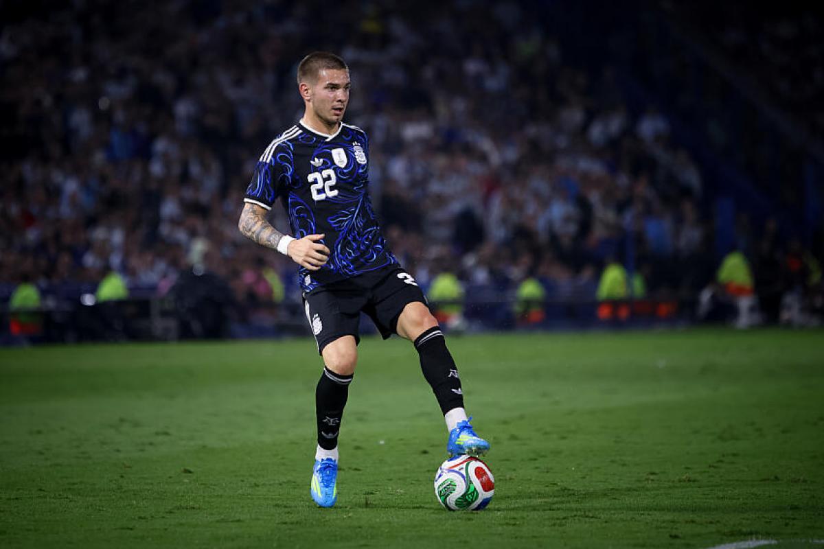 Franco Mastantuono en el aeropuerto hablando sobre la posible convocatoria de Lionel Scaloni para el próximo Mundial.