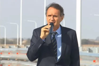 Ministro bonaerense exigiendo que la Justicia investigue a Manuel Adorni por su declaración jurada y bienes