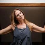 La actriz Ginette Reynal sonriente en el teatro tras lograr mantenerse limpia de las adicciones por años