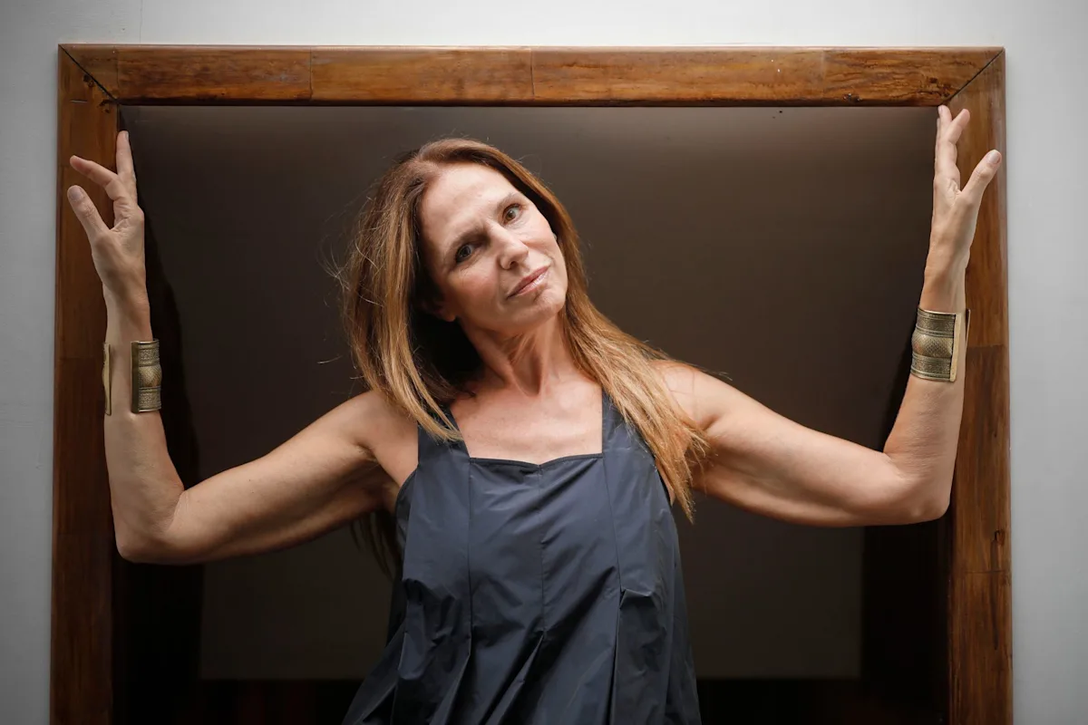 La actriz Ginette Reynal sonriente en el teatro tras lograr mantenerse limpia de las adicciones por años