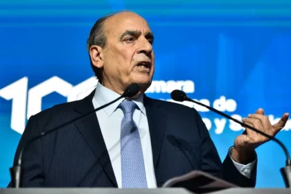 Guillermo Francos brindando una entrevista sobre el futuro político de Guillermo Francos y la gestión de Milei