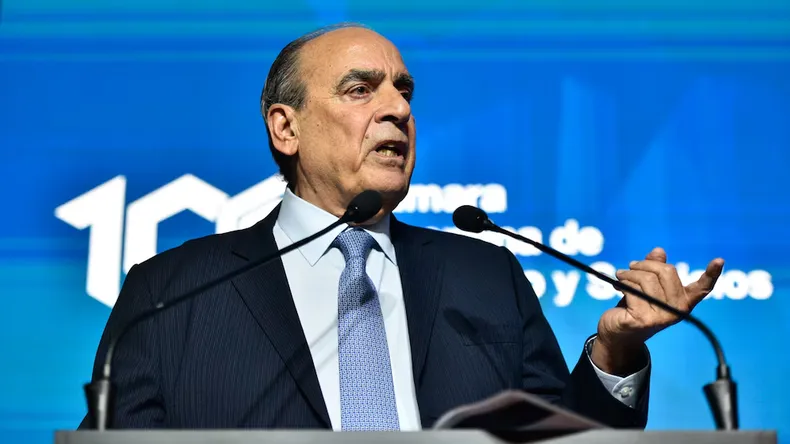 Guillermo Francos brindando una entrevista sobre el futuro político de Guillermo Francos y la gestión de Milei