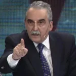 Guillermo Moreno explicando su propuesta para prohibir funcionarios por ley en un estudio de streaming