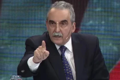 Guillermo Moreno explicando su propuesta para prohibir funcionarios por ley en un estudio de streaming