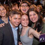 Axel Kicillof en Madrid cuestionando el rumbo económico de Javier Milei durante una entrevista