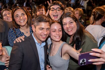Axel Kicillof en Madrid cuestionando el rumbo económico de Javier Milei durante una entrevista
