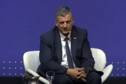 Horacio Marín dialogando sobre el futuro de la empresa estatal YPF y el plan estratégico de Javier Milei.