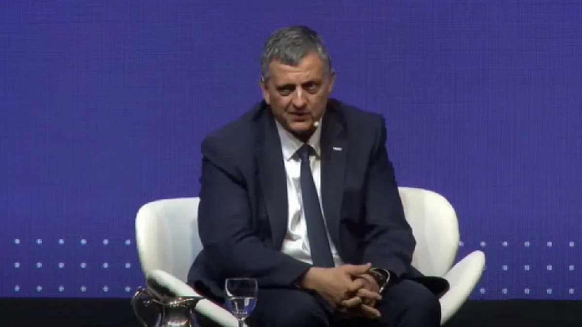 Horacio Marín dialogando sobre el futuro de la empresa estatal YPF y el plan estratégico de Javier Milei.