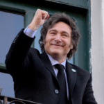 Javier Milei brindando detalles sobre el control de la inflación en entrevista desde Casa Rosada