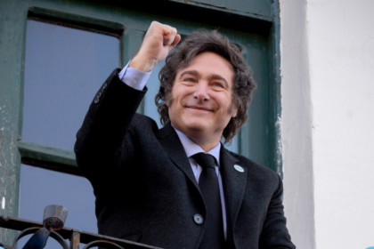 Javier Milei brindando detalles sobre el control de la inflación en entrevista desde Casa Rosada