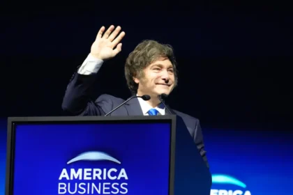 Javier Milei en una entrevista televisiva previa a la visita de Javier Milei a Israel para el Día de la Independencia