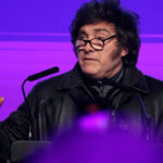 El presidente Javier Milei criticando duramente al sistema de medios nacionales en redes sociales