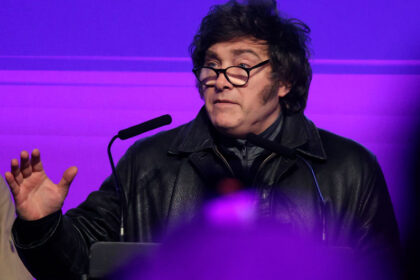 El presidente Javier Milei criticando duramente al sistema de medios nacionales en redes sociales