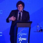 Javier Milei celebrando el primer aniversario de la salida del cepo cambiario en Argentina