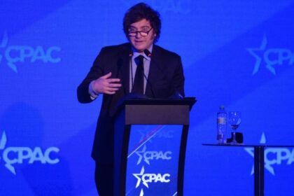 Javier Milei celebrando el primer aniversario de la salida del cepo cambiario en Argentina