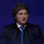 El presidente Javier Milei defiende los créditos hipotecarios para funcionarios públicos en una entrevista por televisión.