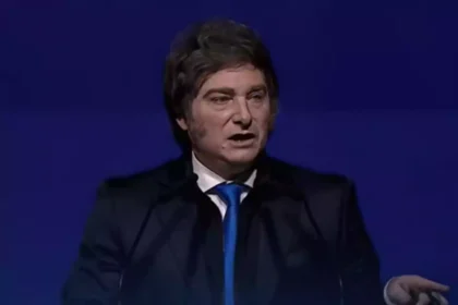 El presidente Javier Milei defiende los créditos hipotecarios para funcionarios públicos en una entrevista por televisión.