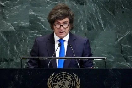 Javier Milei denunciando la existencia de una asociación ilícita del periodismo en Argentina durante un mensaje oficial.