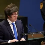 Gráfico estadístico que muestra el descenso en la imagen de Javier Milei durante el mes de abril