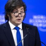 Javier Milei analizando documentos sobre la presunta trama de espionaje ruso en Argentina