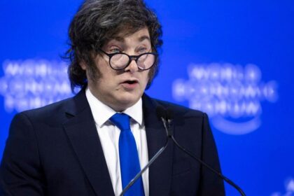 Javier Milei analizando documentos sobre la presunta trama de espionaje ruso en Argentina