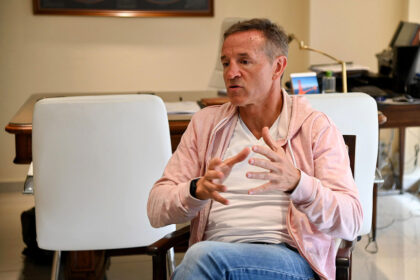 Dirigentes sindicales analizando el aumento del malhumor social en Argentina durante una conferencia de prensa