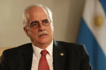 Jorge Taiana brindando declaraciones sobre el reclamo histórico por Malvinas y la política exterior de Javier Milei