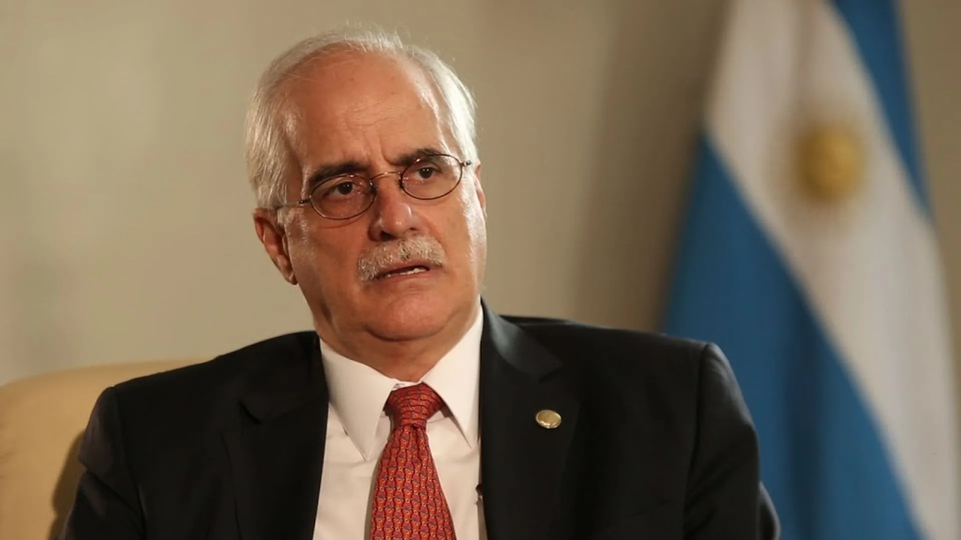 Jorge Taiana brindando declaraciones sobre el reclamo histórico por Malvinas y la política exterior de Javier Milei