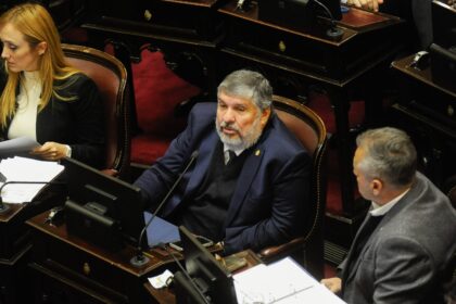 El senador José Mayans reclamando el inicio del juicio político para Javier Milei en el Senado de la Nación.