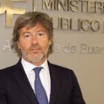 Juan Bautista Mahiques junto al Boletín Oficial tras el nombramiento de Esteban Mahiques