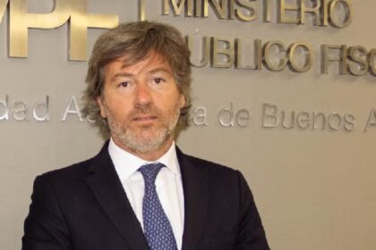 Juan Bautista Mahiques junto al Boletín Oficial tras el nombramiento de Esteban Mahiques