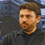 Juan Grabois en un acto político anunciando su plan para renovar el peronismo mediante elecciones primarias.