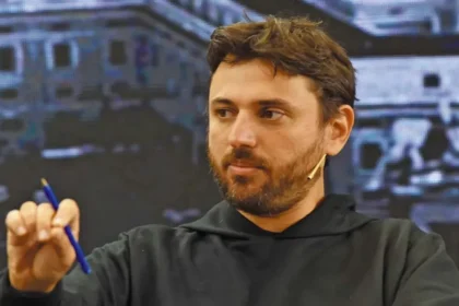 Juan Grabois en un acto político anunciando su plan para renovar el peronismo mediante elecciones primarias.