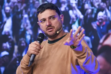 Juan Grabois brindando declaraciones sobre la postura de Javier Milei ante la escalada del conflicto en Irán y las amenazas de Donald Trump.