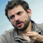 Juan Grabois y Javier Milei enfrentados por las medidas del gobierno de Javier Milei y la situación social