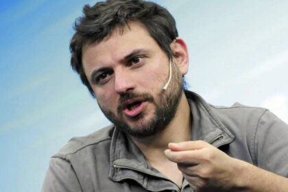 Juan Grabois y Javier Milei enfrentados por las medidas del gobierno de Javier Milei y la situación social