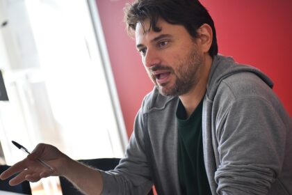 Juan Grabois denunciando un plan de miseria planificada durante una entrevista de actualidad.