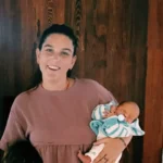 Juana Repetto junto a su bebé tras la operación del hijo de Juana Repetto en el hospital