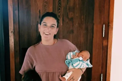 Juana Repetto junto a su bebé tras la operación del hijo de Juana Repetto en el hospital